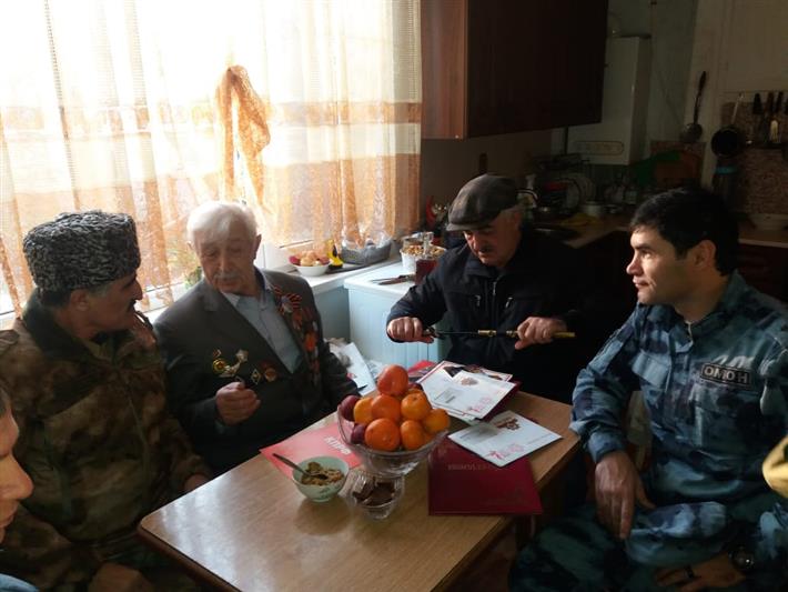 В Дагестане сотрудники транспортного ОМОН поздравили с Новым годом ветерана войны