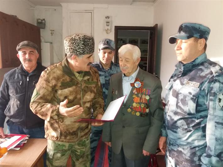 В Дагестане сотрудники транспортного ОМОН поздравили с Новым годом ветерана войны