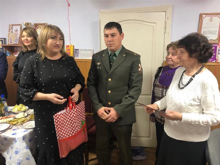 Росгвардейцы Дагестана поздравили ветеранов Великой Отечественной войны с наступающим Новым годом