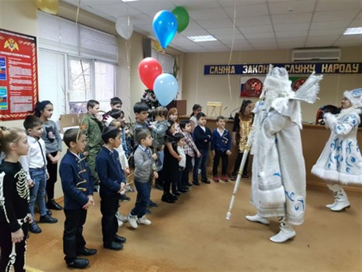 Сотрудники вневедомственной охраны организовали для дагестанских детей новогодние мероприятия