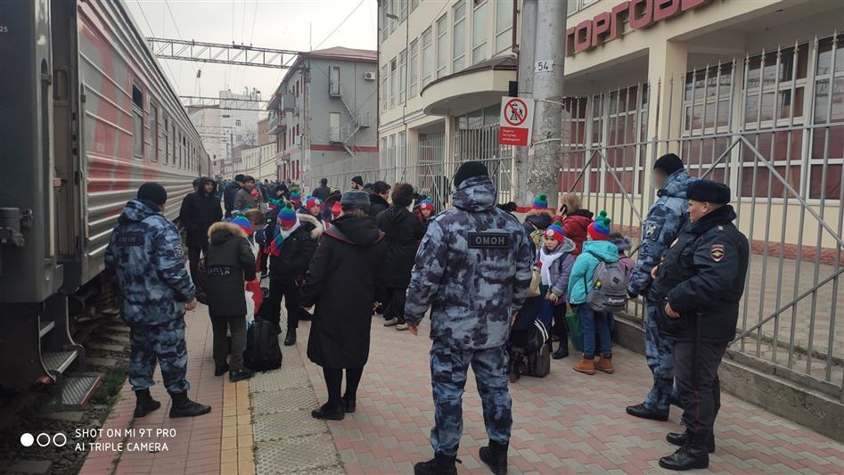 Росгвардейцы Дагестана обеспечили безопасность детей, следующих на кремлевскую елку