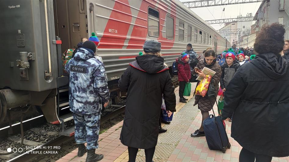 Росгвардейцы Дагестана обеспечили безопасность детей, следующих на кремлевскую елку