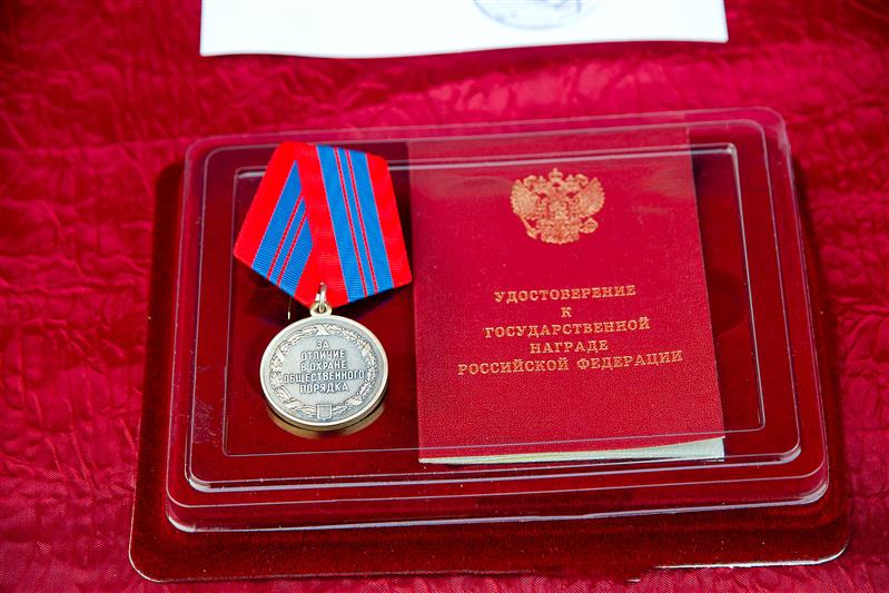Военнослужащий астраханского батальона Росгвардии награждён за отличие в охране правопорядка  