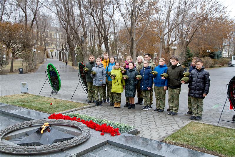 В канун Дня Неизвестного солдата астраханские росгвардейцы почтили память павших в годы Великой Отечественной войны