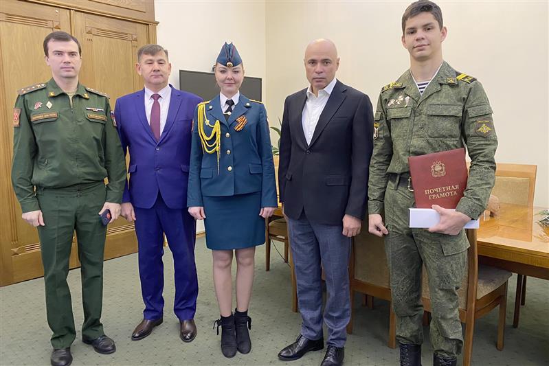 В Липецкой области сына военнослужащего Росгвардии за проявленную смелость и отвагу поблагодарил губернатор