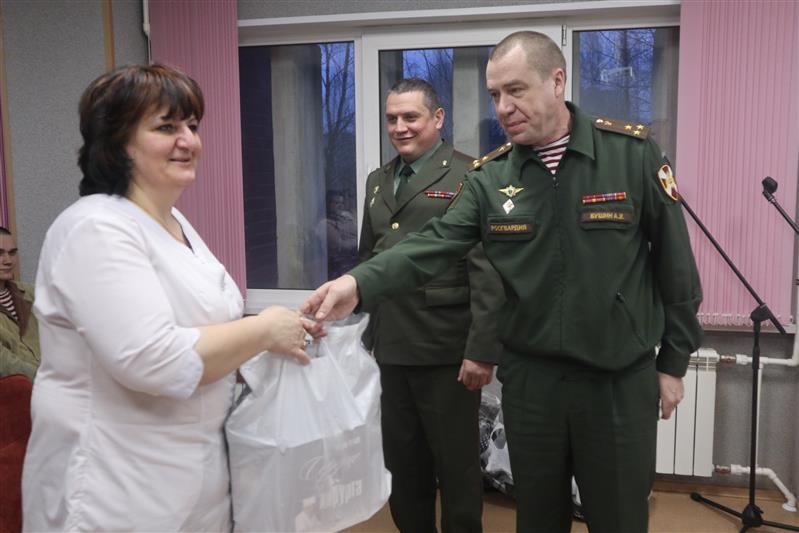 Заместитель командующего Северо-Западным округом Росгвардии поздравил с наступающим Новым годом военнослужащих и ветеранов, находящихся на излечении в госпиталях