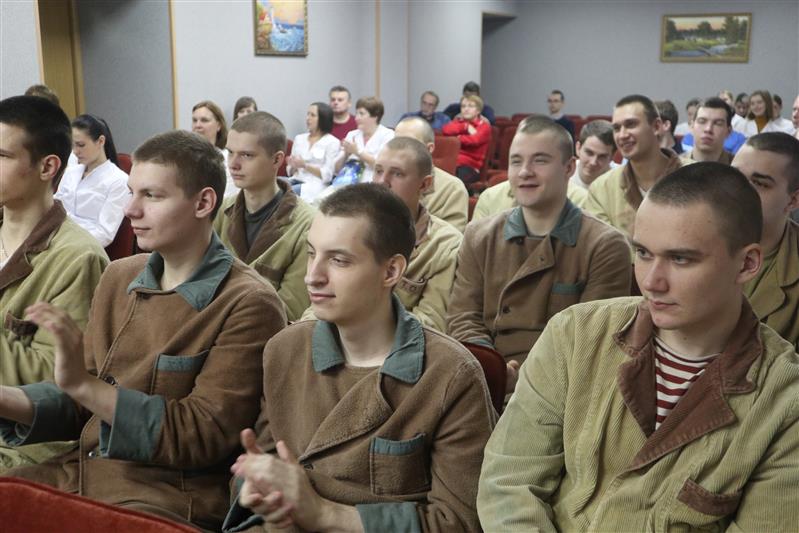 Заместитель командующего Северо-Западным округом Росгвардии поздравил с наступающим Новым годом военнослужащих и ветеранов, находящихся на излечении в госпиталях