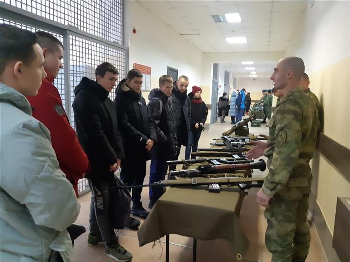 В честь 250-летия со дня рождения Е.Ф. Комаровского военнослужащие Росгвардии провели для старшеклассников Ангарска урок мужества