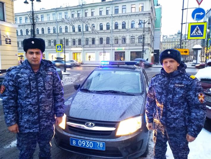 Росгвардейцы организовали эвакуацию жителей из горящего здания и вывели из охваченной пламенем квартиры мужчину, отравившегося угарным газом
