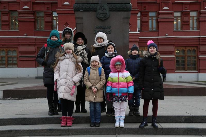 Финалисты фестиваля детской патриотической песни Росгвардии совершили экскурсию по предновогодней столице