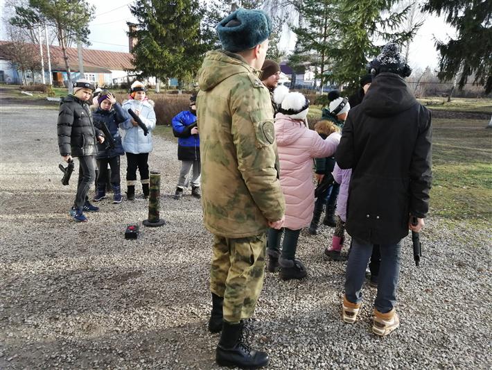 С наступающими новогодними праздниками орловские росгвардейцы поздравили детей, оказавшихся в сложной жизненной ситуации 