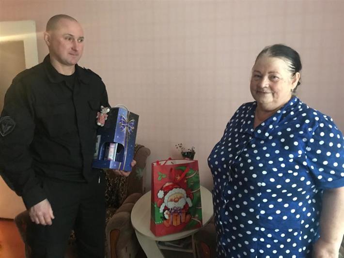 Бойцы орловского ОМОН поздравили с наступающим Новым годом мать Героя России прапорщика Алексея Скворцова