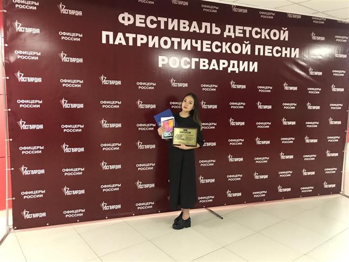 Дочь офицера Росгвардии, ставшую лауреатом Всероссийского фестиваля патриотической песни, поздравили в Калмыкии