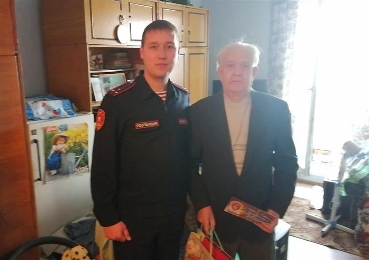 В Зауралье росгвардейцы поздравили ветеранов службы с наступающим Новым годом