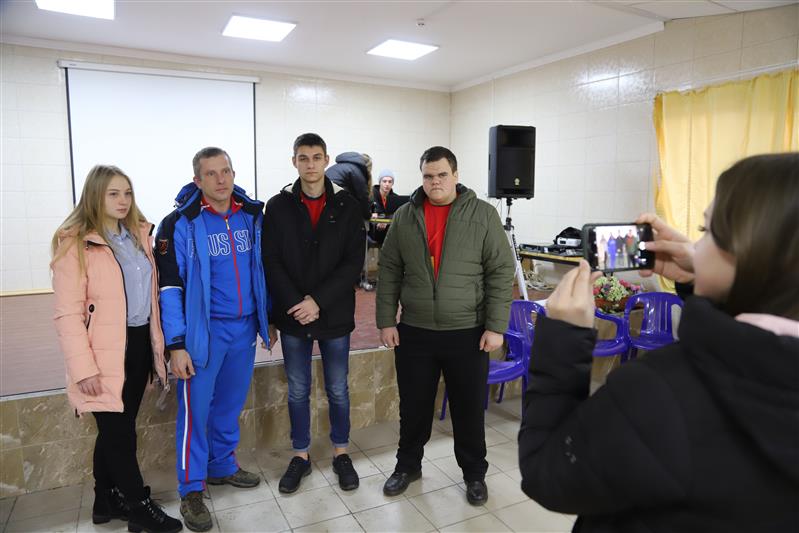 Шестикратный чемпион мира из Росгвардии провёл зарядку для участников слёта «Молодые профессионалы» (видео)