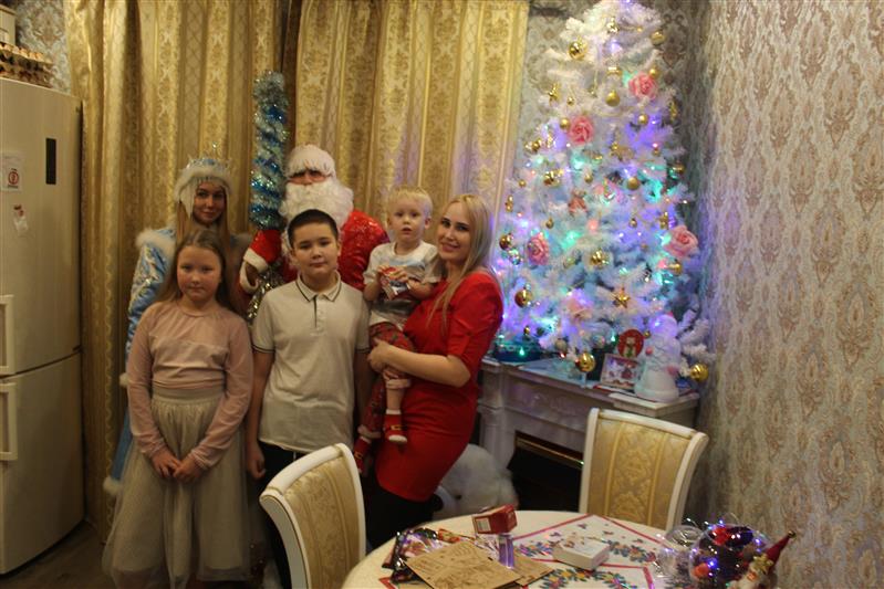 В Сыктывкаре росгвардейские Дед Мороз и Снегурочка поздравили детей сотрудников и военнослужащих с наступающим Новым Годом