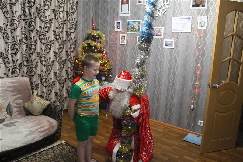 В Сыктывкаре росгвардейские Дед Мороз и Снегурочка поздравили детей сотрудников и военнослужащих с наступающим Новым Годом