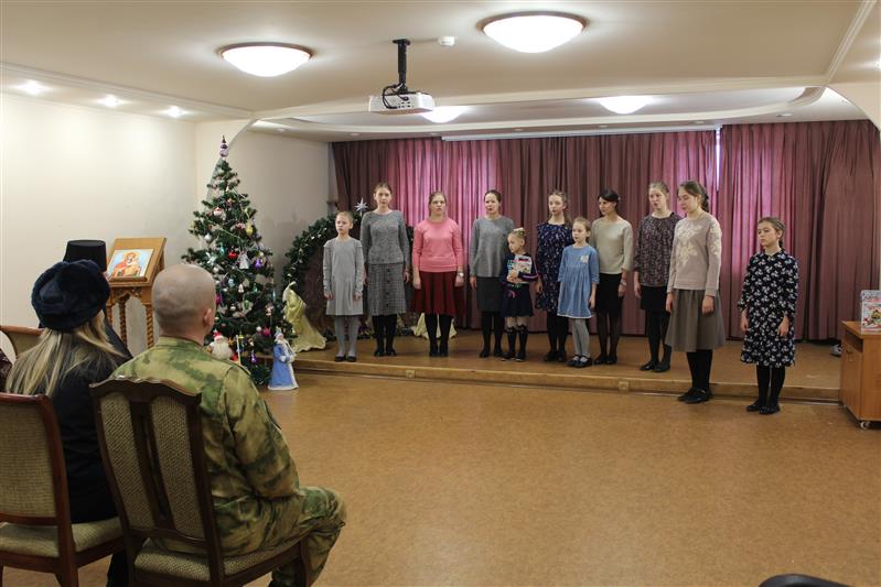В Саратове военнослужащие и сотрудники Росгвардии поздравили детей с предстоящими новогодними праздниками