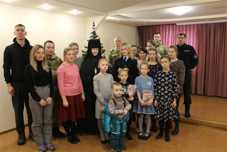 В Саратове военнослужащие и сотрудники Росгвардии поздравили детей с предстоящими новогодними праздниками