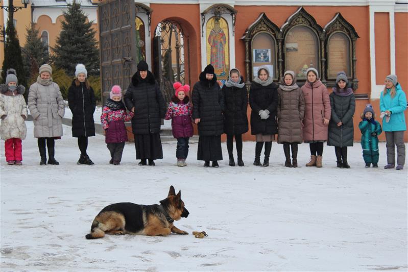 В Саратове военнослужащие и сотрудники Росгвардии поздравили детей с предстоящими новогодними праздниками