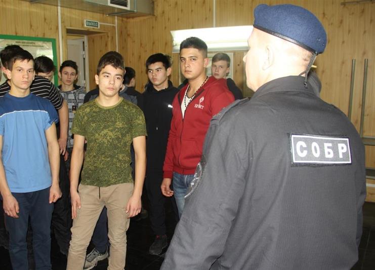 Офицеры СОБР провели для юных тюменцев тематическую встречу, посвященную Дню Героев Отечества