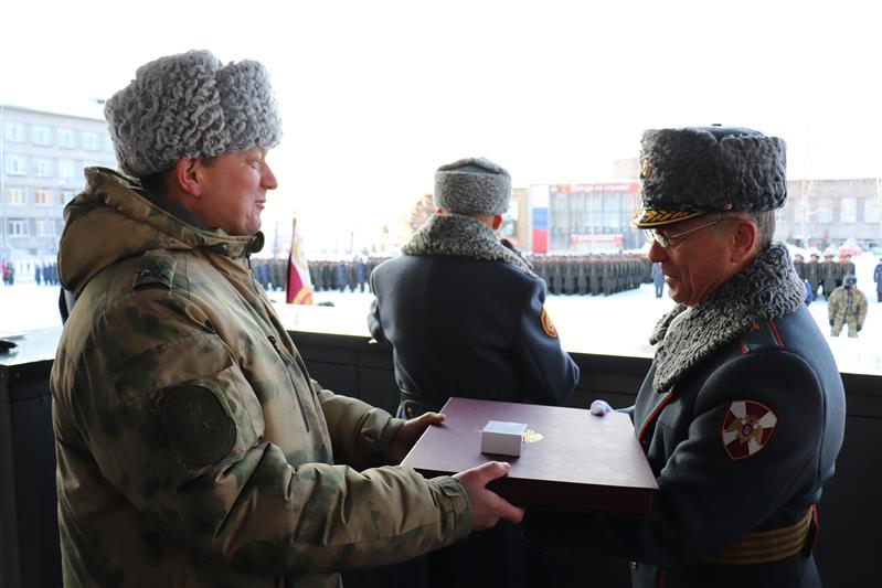 Начальник Новосибирского военного института Росгвардии простился с Боевым знаменем вуза