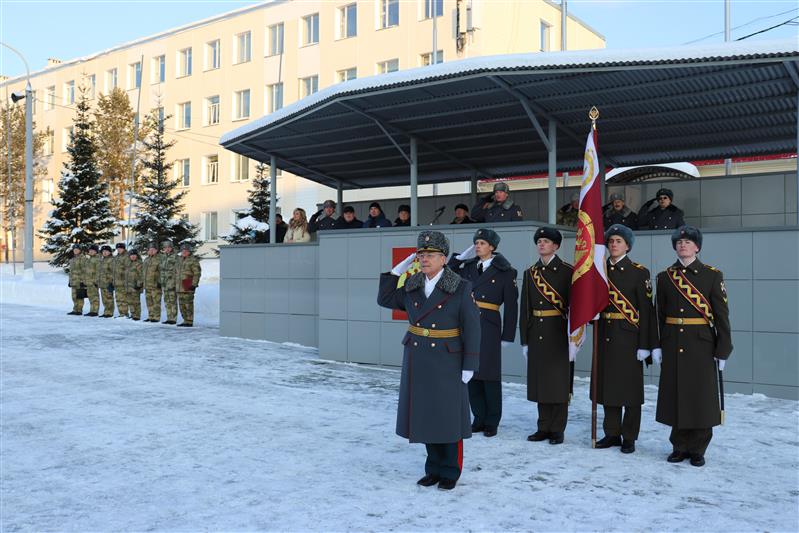 Начальник Новосибирского военного института Росгвардии простился с Боевым знаменем вуза