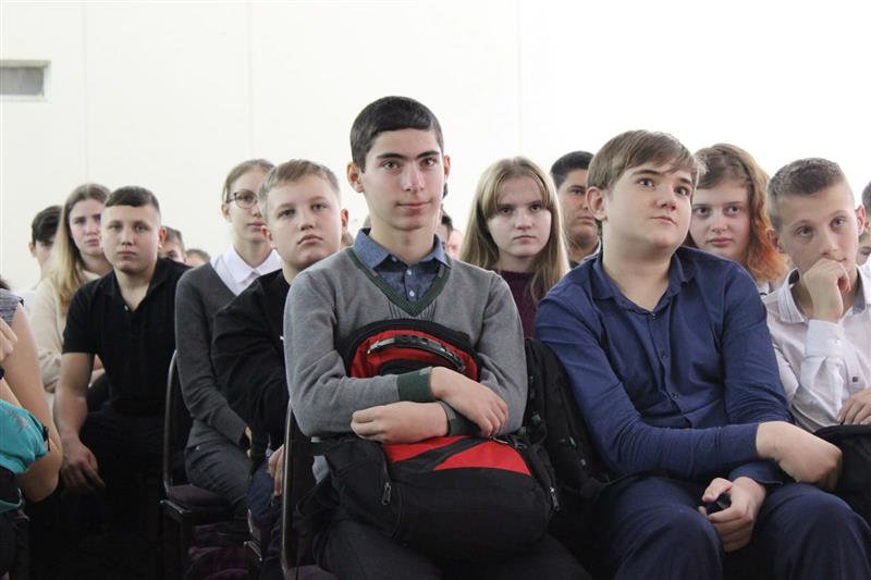 На Ставрополье росгвардейцы провели для школьников урок мужества в День Героев Отечества
