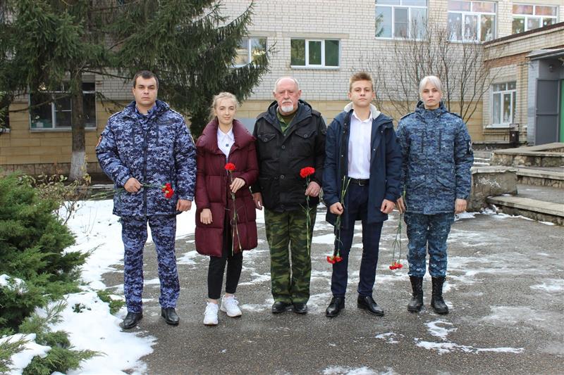 На Ставрополье росгвардейцы провели для школьников урок мужества в День Героев Отечества