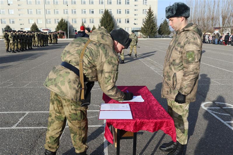 Более 60 новобранцев инженерно-саперного полка Северо-Кавказского округа Росгвардии присягнули на верность Отечеству 