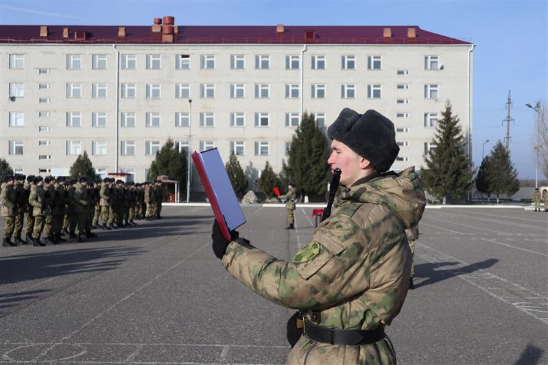 Более 60 новобранцев инженерно-саперного полка Северо-Кавказского округа Росгвардии присягнули на верность Отечеству 