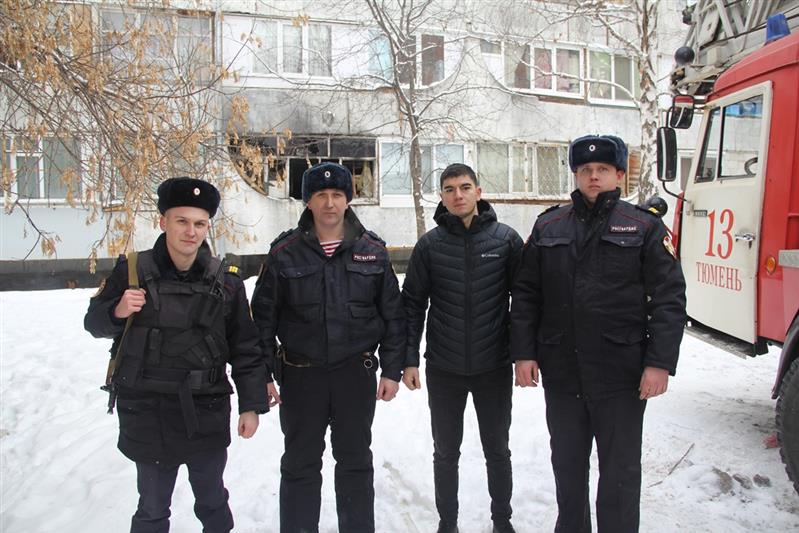 Тюменские росгвардейцы оказали содействие экстренным службам в эвакуации людей на пожаре 