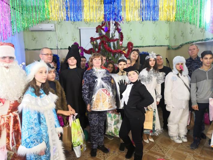 Волгоградские росгвардейцы поздравили с Новым годом воспитанников подшефного Центра помощи детям, оставшихся без попечения родителей