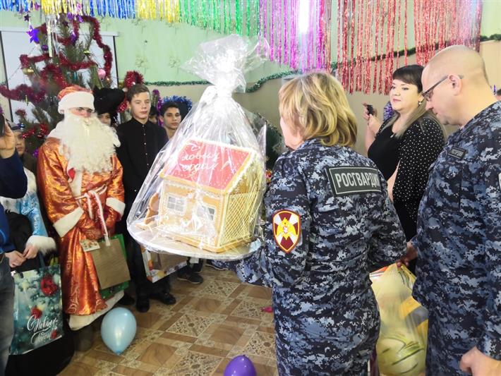 Волгоградские росгвардейцы поздравили с Новым годом воспитанников подшефного Центра помощи детям, оставшихся без попечения родителей