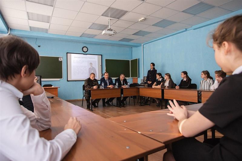 Офицеры Росгвардии и полиции провели для омских школьников тематическое мероприятие, посвященное Дню Героев Отечества