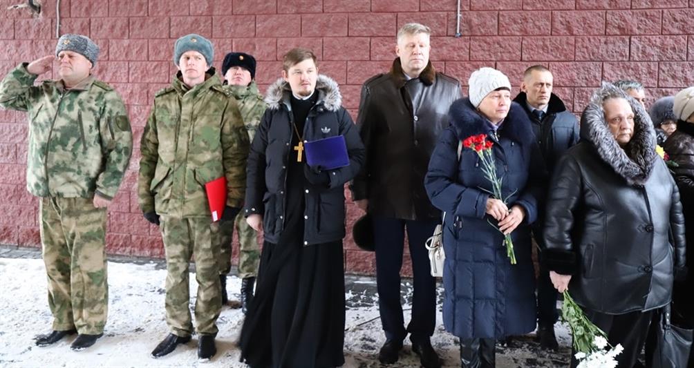  В Югре открыта памятная доска военнослужащему войск правопорядка, погибшему при исполнении воинского долга 
