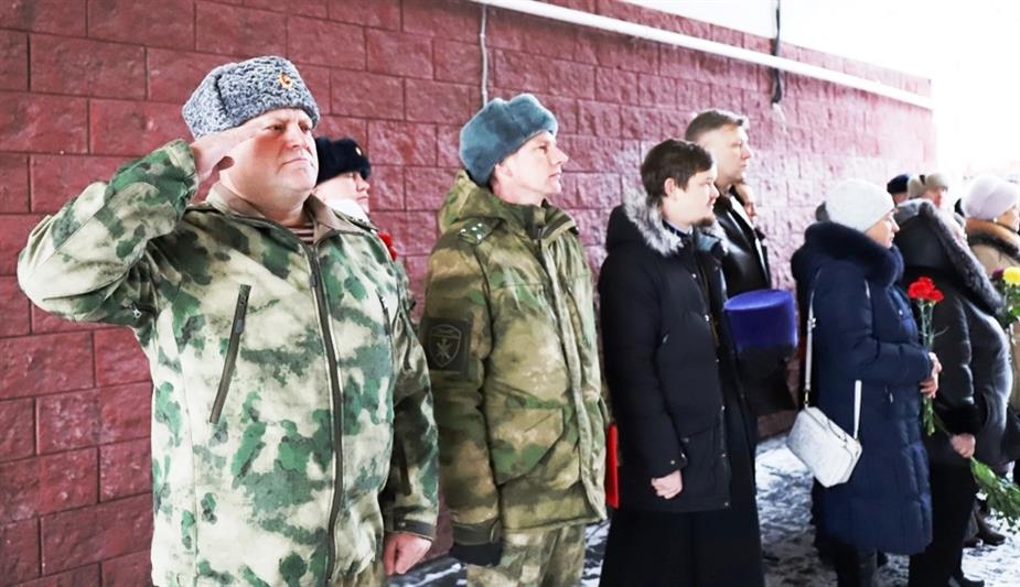  В Югре открыта памятная доска военнослужащему войск правопорядка, погибшему при исполнении воинского долга 