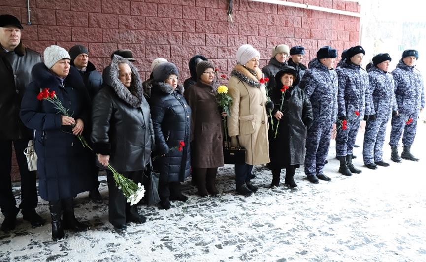  В Югре открыта памятная доска военнослужащему войск правопорядка, погибшему при исполнении воинского долга 