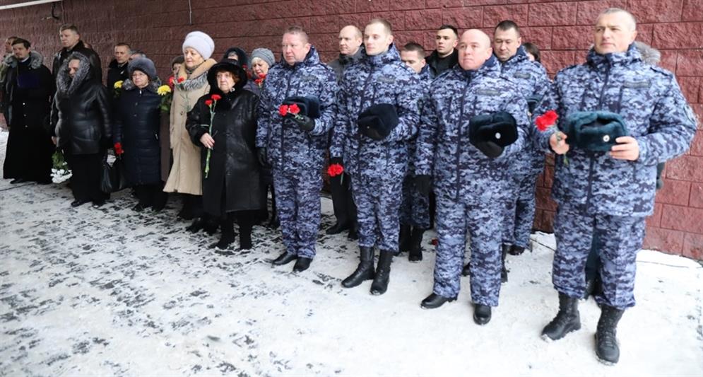  В Югре открыта памятная доска военнослужащему войск правопорядка, погибшему при исполнении воинского долга 