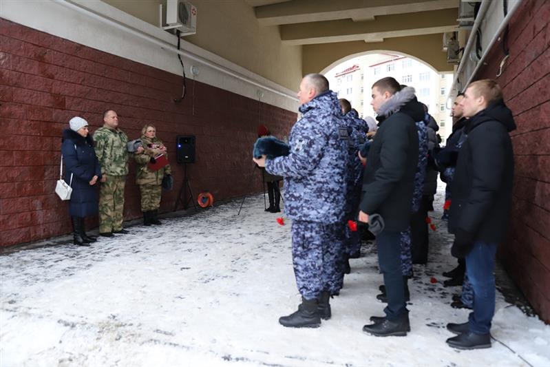  В Югре открыта памятная доска военнослужащему войск правопорядка, погибшему при исполнении воинского долга 