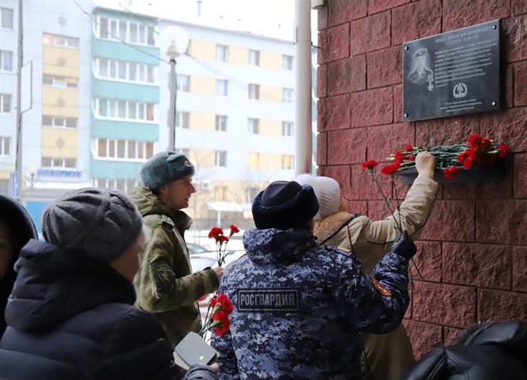 В Югре открыта памятная доска военнослужащему войск правопорядка, погибшему при исполнении воинского долга 