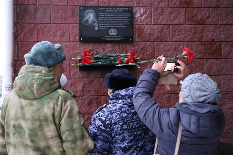  В Югре открыта памятная доска военнослужащему войск правопорядка, погибшему при исполнении воинского долга 