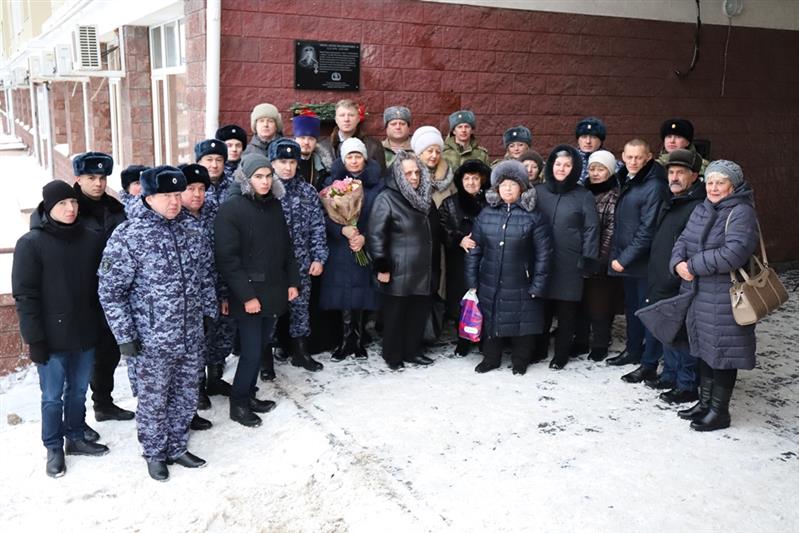  В Югре открыта памятная доска военнослужащему войск правопорядка, погибшему при исполнении воинского долга 