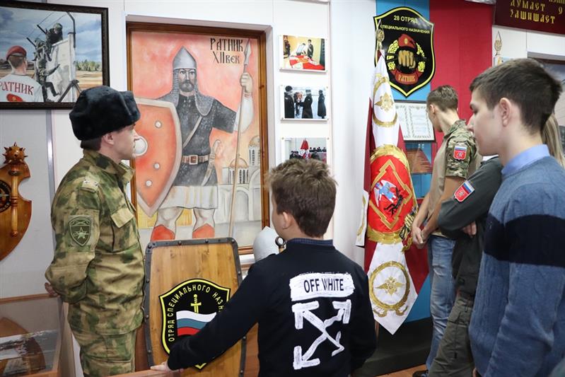 Военнослужащие отряда специального назначения «Ратник» Росгвардии провели экскурсию для воспитанников детских домов