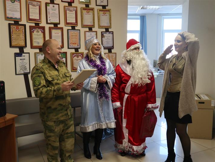 Томские росгвардейцы поздравили журналистов с наступающим Новым годом и поблагодарили за сотрудничество и профессионализм