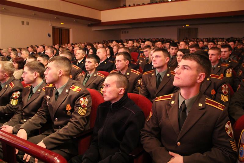 В Саратове курсанты Росгвардии приняли участие в городском мероприятии, посвящённом Дню Героев Отечества 