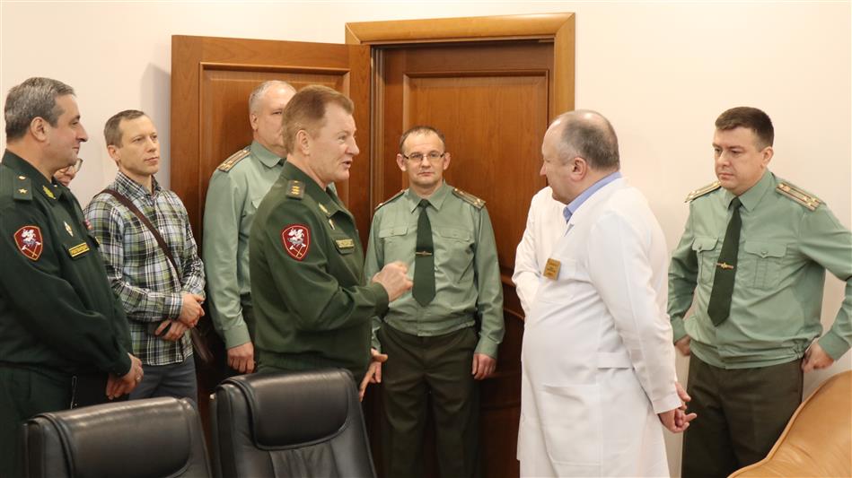 Командующий Приволжским округом Росгвардии поблагодарил коллектив больницы имени Н.А. Семашко за медицинскую помощь военнослужащим, сотрудникам и ветеранам