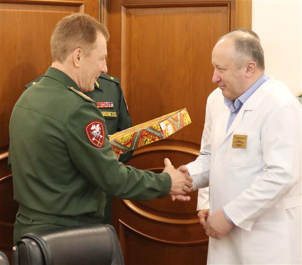 Командующий Приволжским округом Росгвардии поблагодарил коллектив больницы имени Н.А. Семашко за медицинскую помощь военнослужащим, сотрудникам и ветеранам