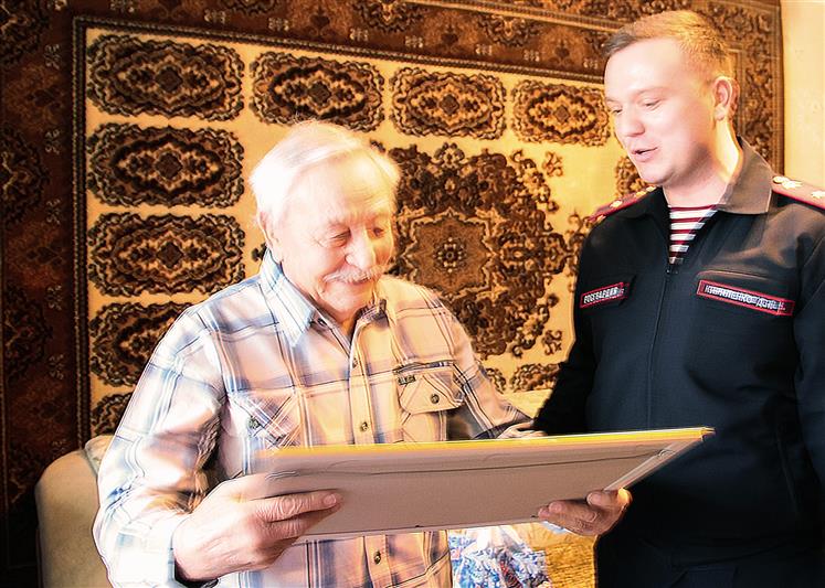 В Краснодаре сотрудники Росгвардии поздравили с днем рождения участника Великой Отечественной войны и ветерана войск правопорядка 