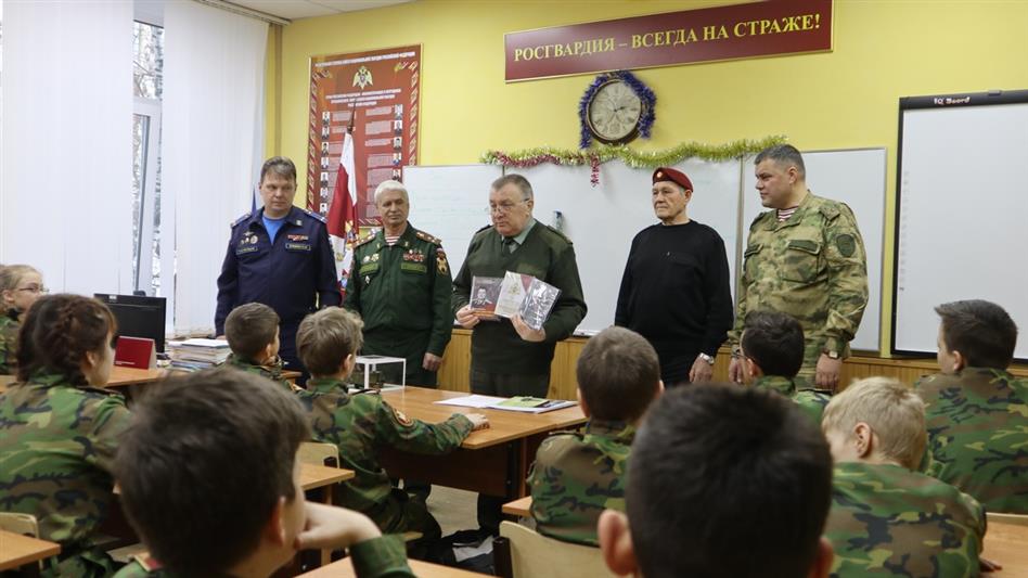 Ветераны Росгвардии поздравили с наступающими праздниками нижегородских кадет